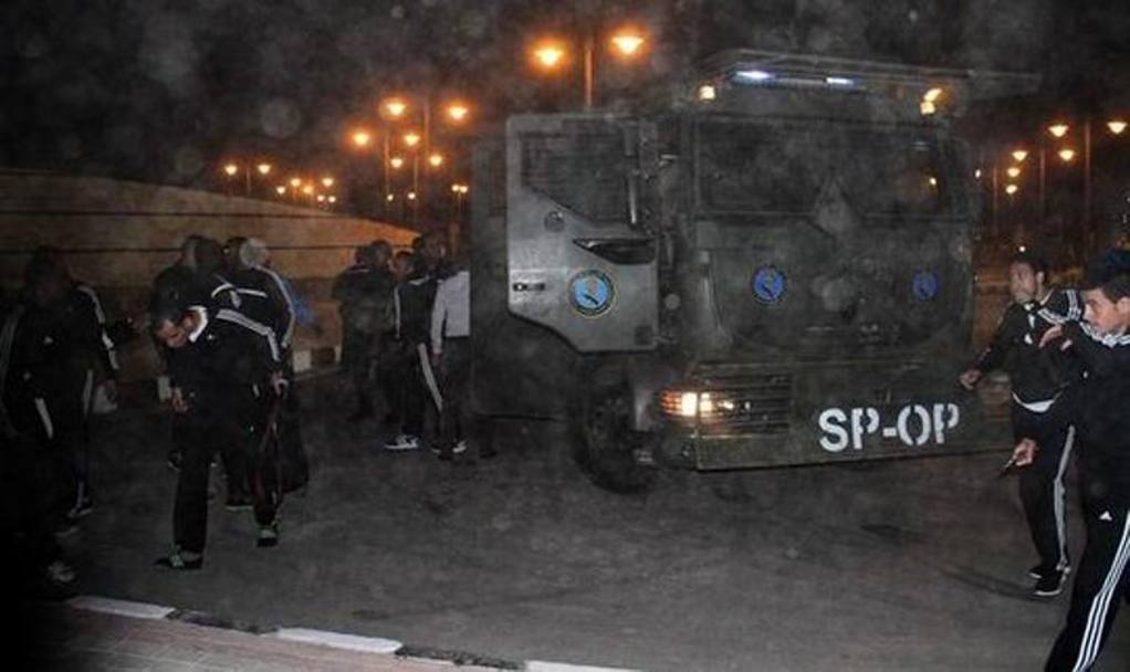Una camionetta delle forze dell&#39;ordine egiziane all&#39;esterno dello stadio